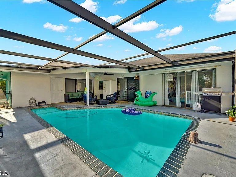 3271 Brooklyn Ave — Photo 43