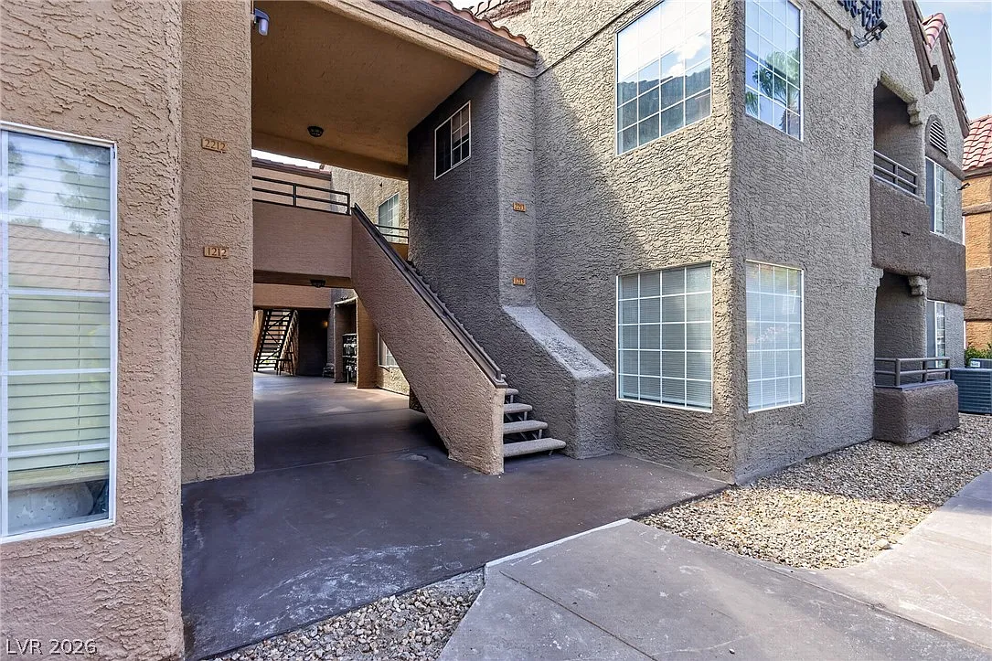 3 bed, 2.0 bath, 1183 sqft, $1,740 — Photo 2