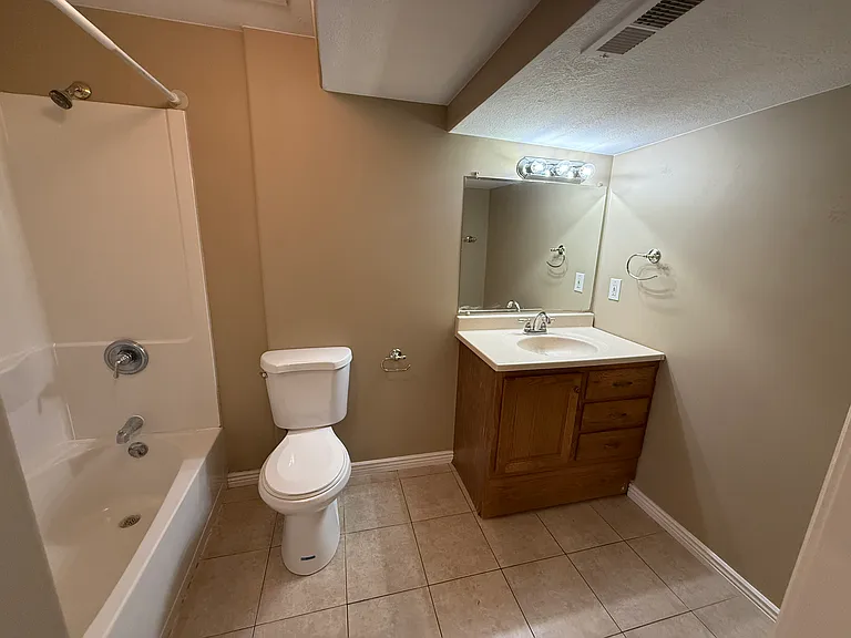 4091 S 1100 W — Photo 18