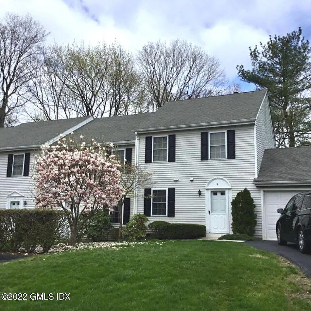 33 Talbot Ln photo 1