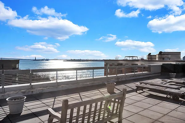 Rented by LEVEN Real Estate | media 8
