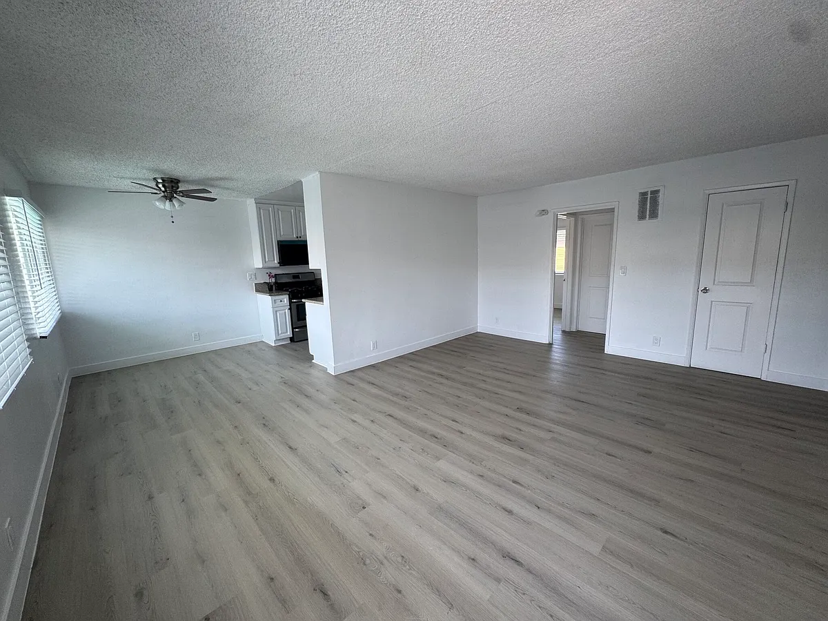 Building Photo - 18337 Kittridge St #4
