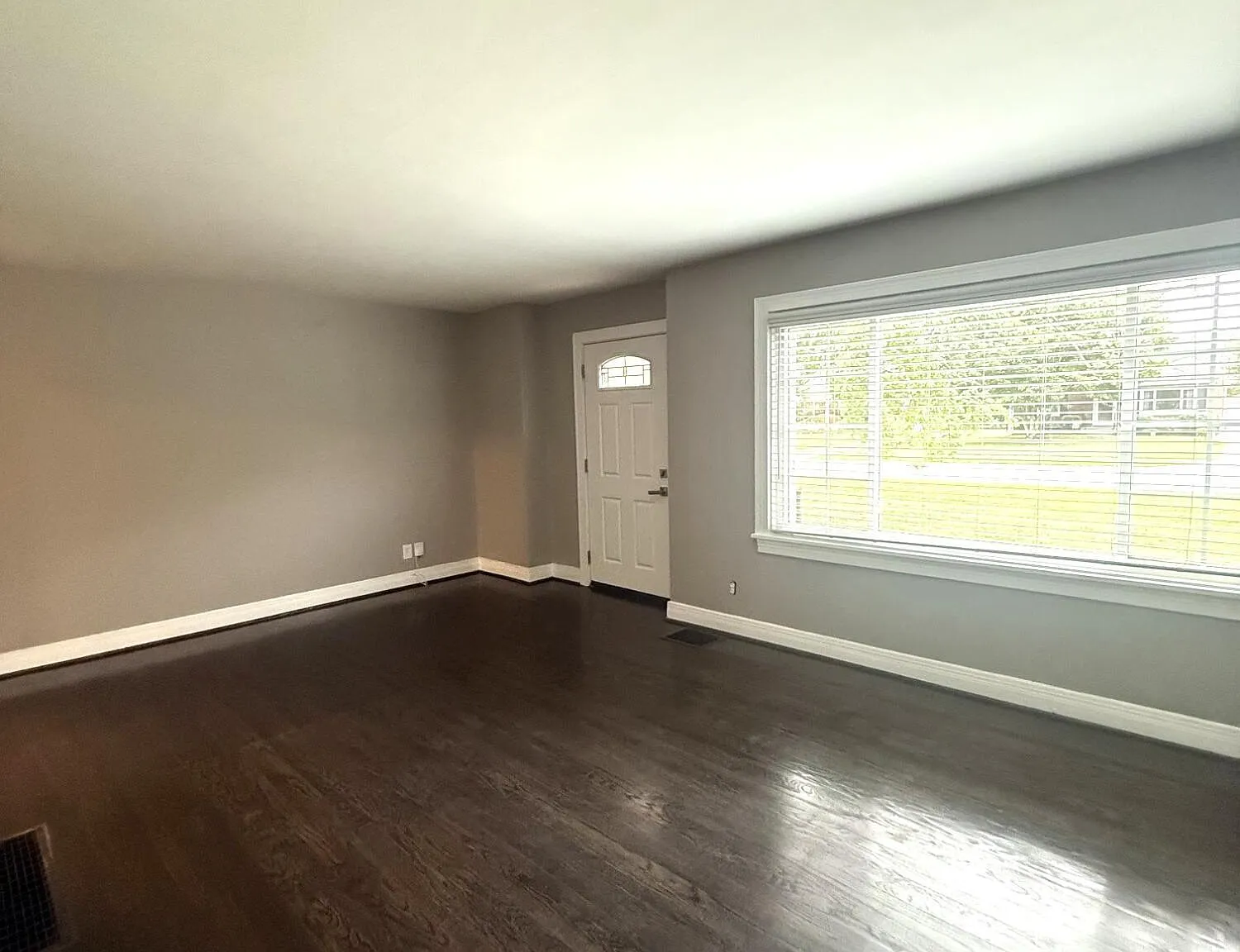 3 bed, 1.0 bath, 1650 sqft, $2,000 — Photo 2