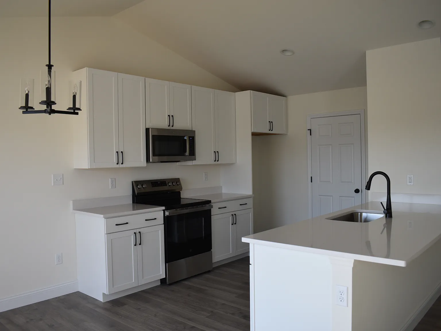 3 bed, 1279 sqft, $2,500 — Photo 3