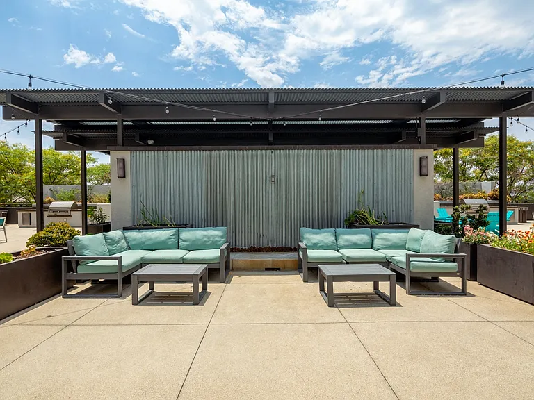 Latitude 33 — Photo 17