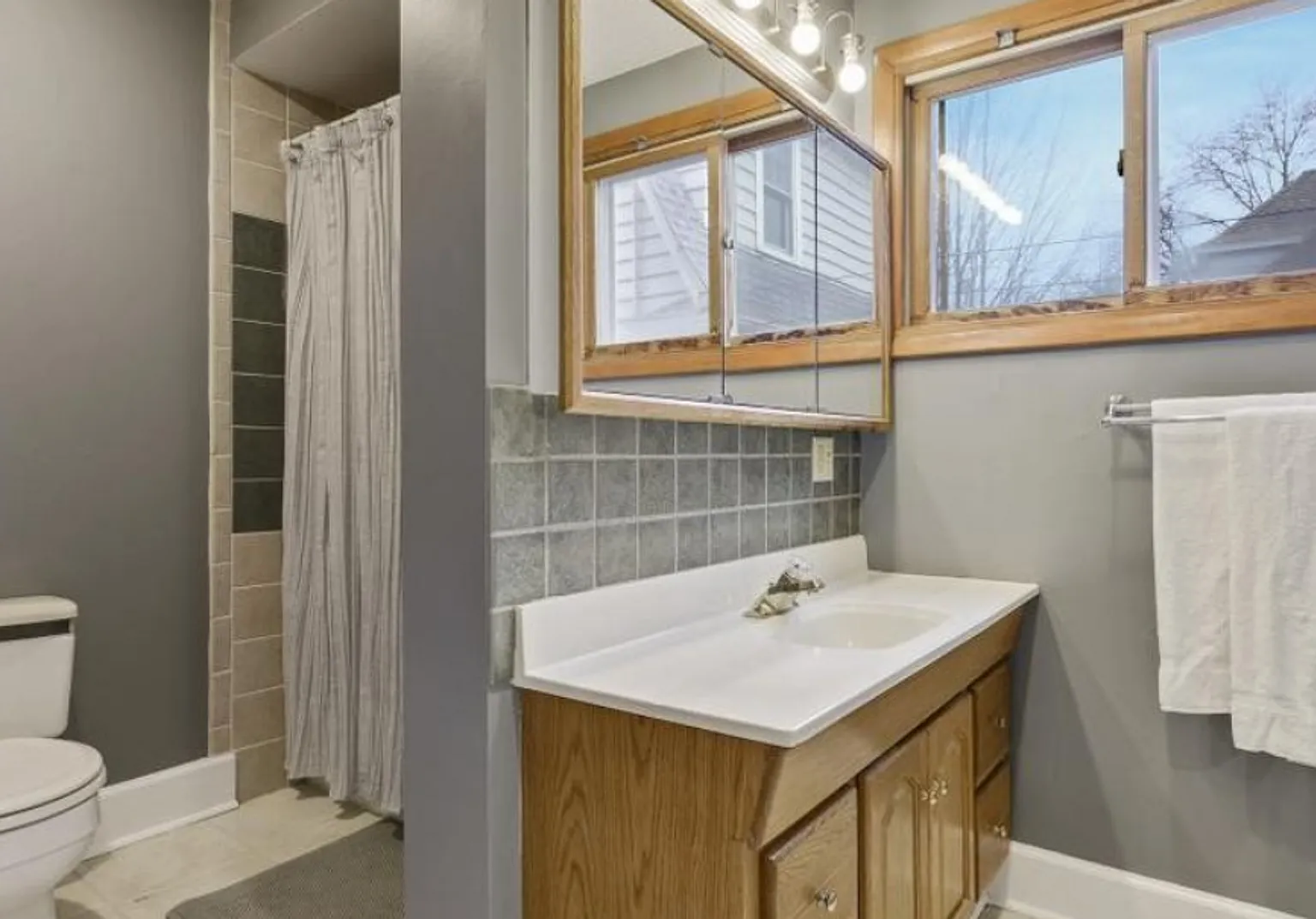 June 2023 ~ Cute 5 bedroom house. Spacious bedrooms. In unit laundry and dishwasher. — Photo 4