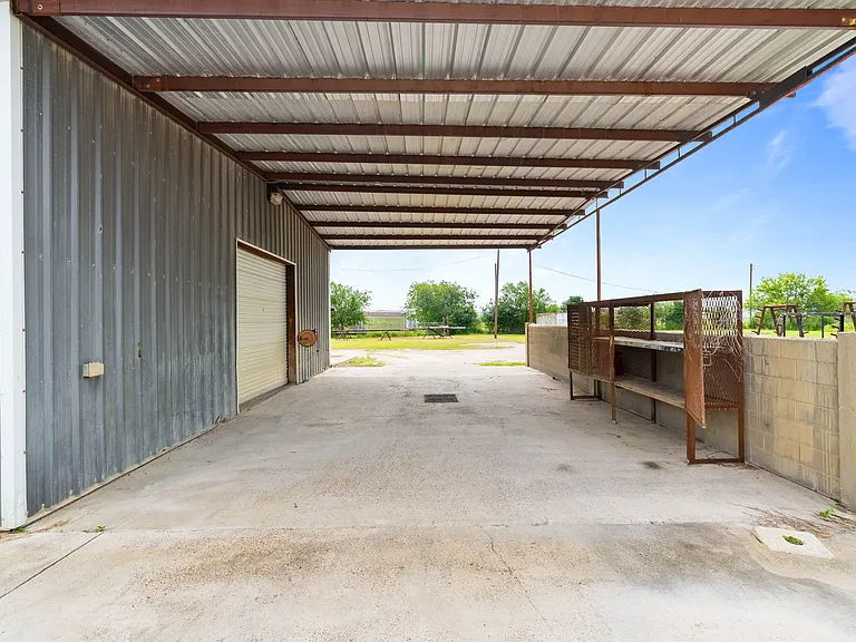 2404 S US Highway 281 #1 — Photo 44