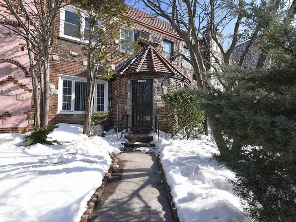 6369 Dry Harbor Rd, Middle Village, NY 11379