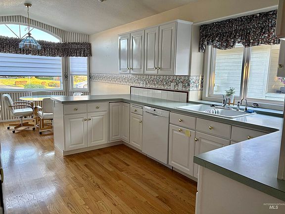 3rd image of 8549 N Willowbrook Dr
