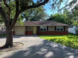 2630 Azalea Ln, Groves, TX 77619