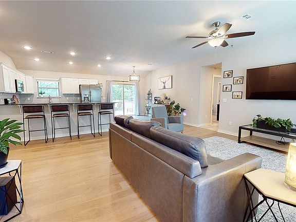 4th image of 2 Delmar Ln