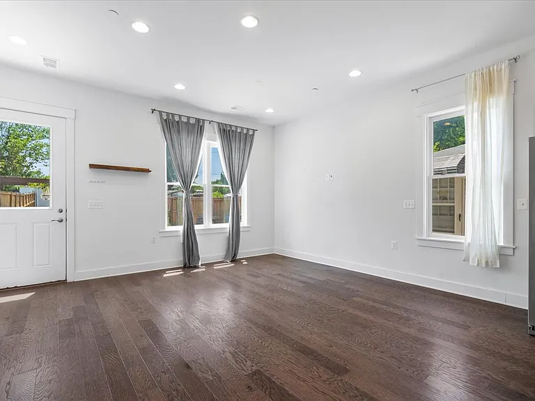 222 E 6th St — Photo 15