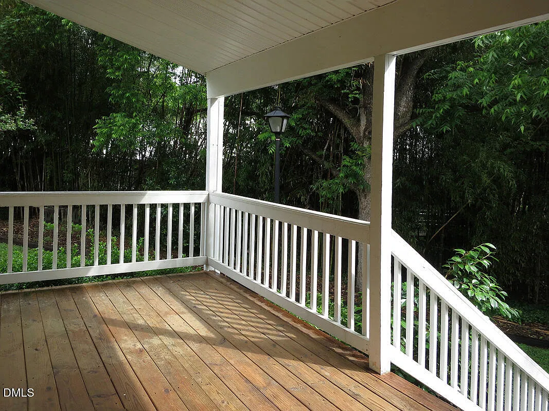 3 bed, 3.0 bath, 1400 sqft, $3,200 — Photo 2