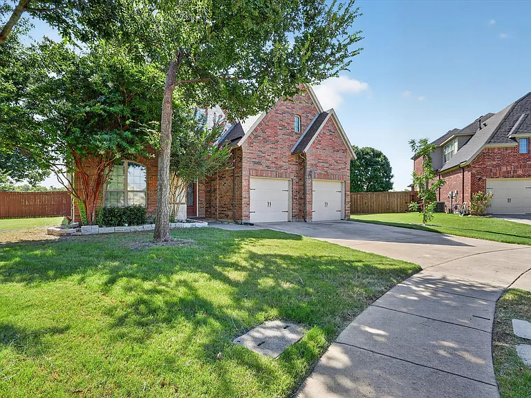 4635 Saginaw Ct — Photo 2