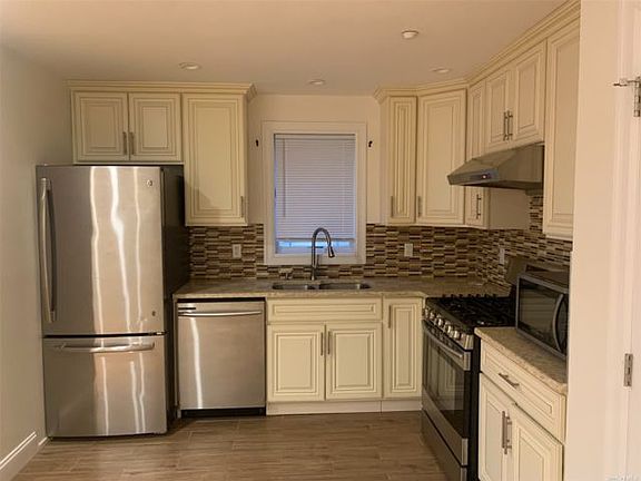 3rd image of 19208 Crocheron Ave Unit 1