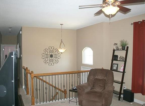 4th image of 1002 NW Scenic Dr