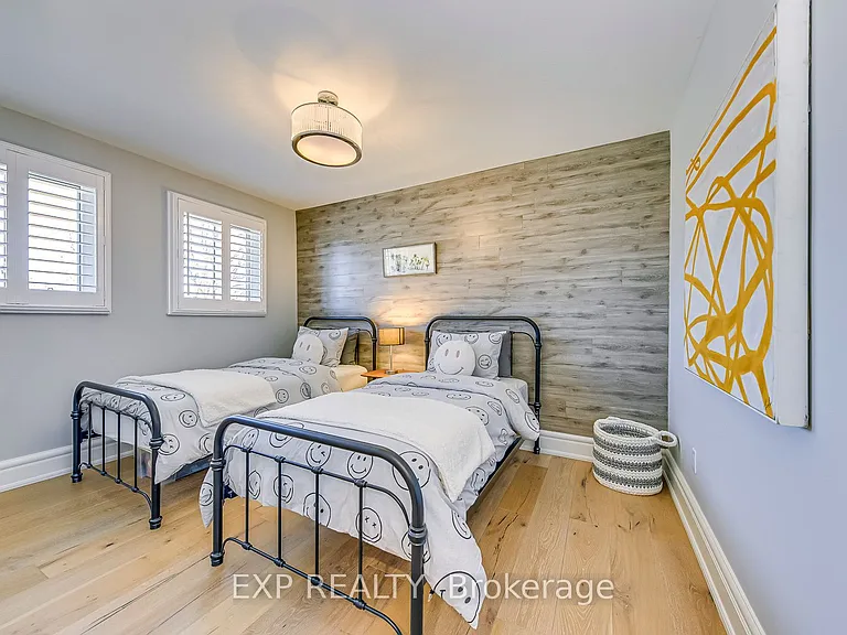 322 Mary St — Photo 33
