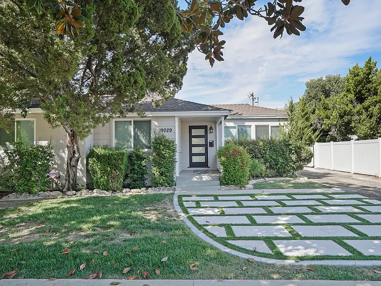 19029 Calvert St — Photo 1