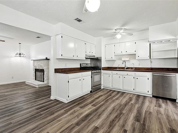 5th image of 371 Dandelion Dr