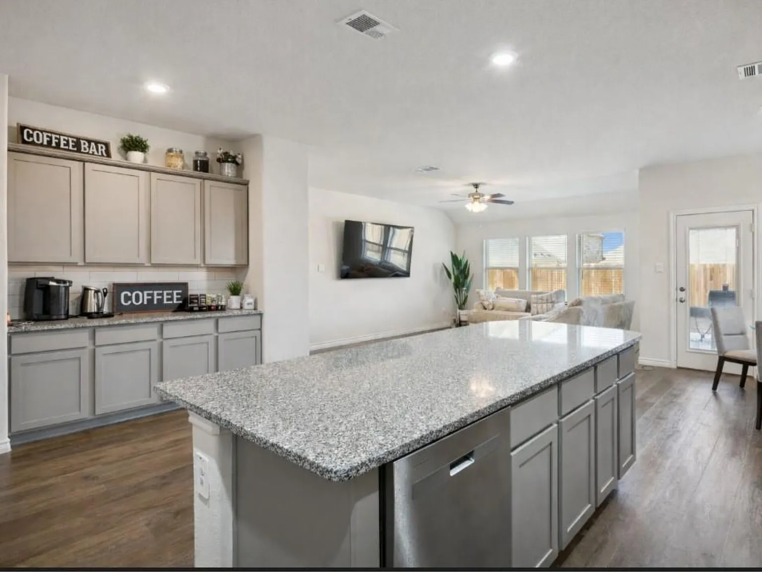4 bed, 2035 sqft, $2,700 — Photo 3