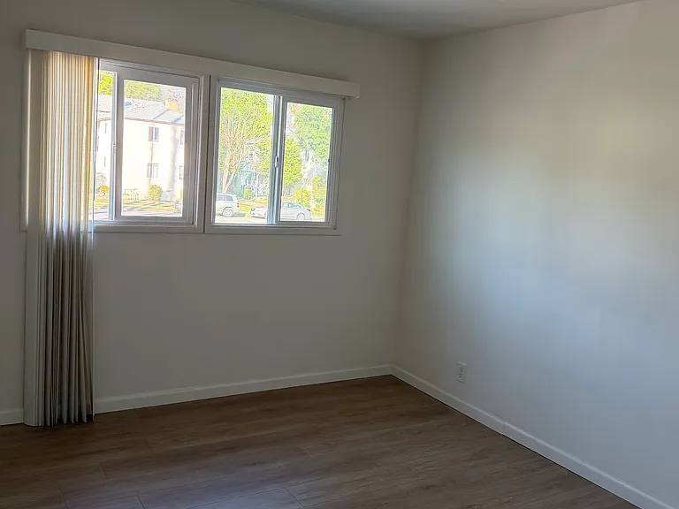 811 S Glenoaks Blvd #M — Photo 7