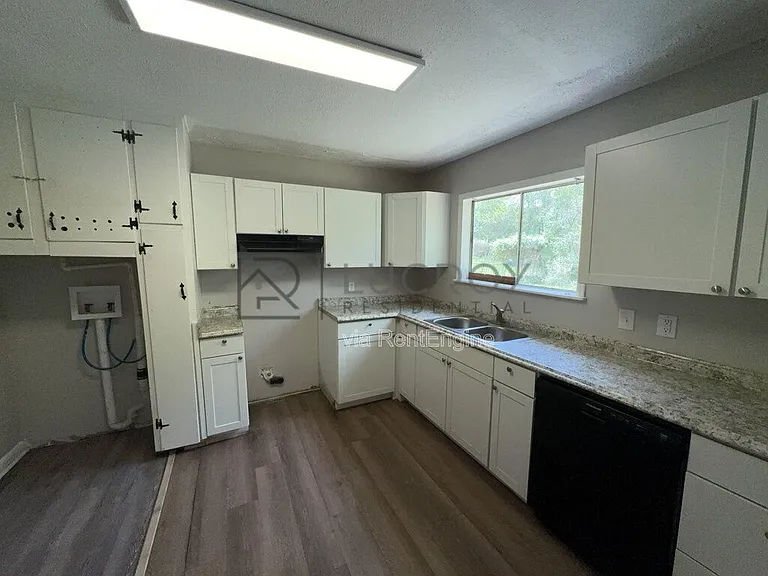3341 Suncrest Dr — Photo 5