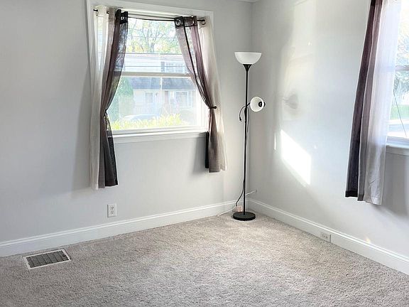 3rd image of 16 Ferndale Ave