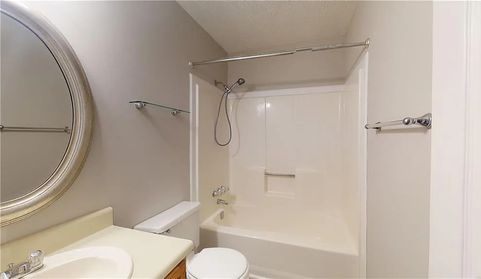4 bed, 2289 sqft, $2,200 — Photo 4