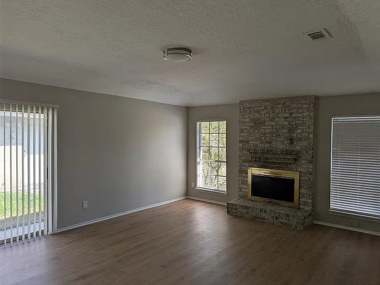 11019 Clear Fork Dr — Photo 2