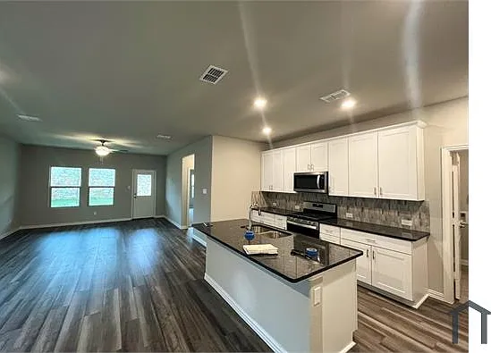 4 bed, 2255 sqft, $2,750 — Photo 4