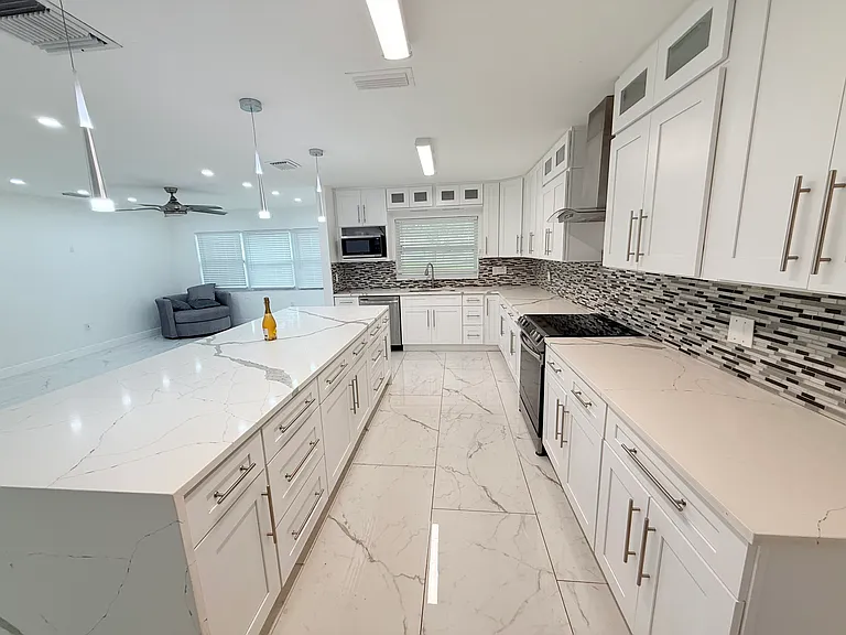 1557 Robinson Dr N — Photo 11