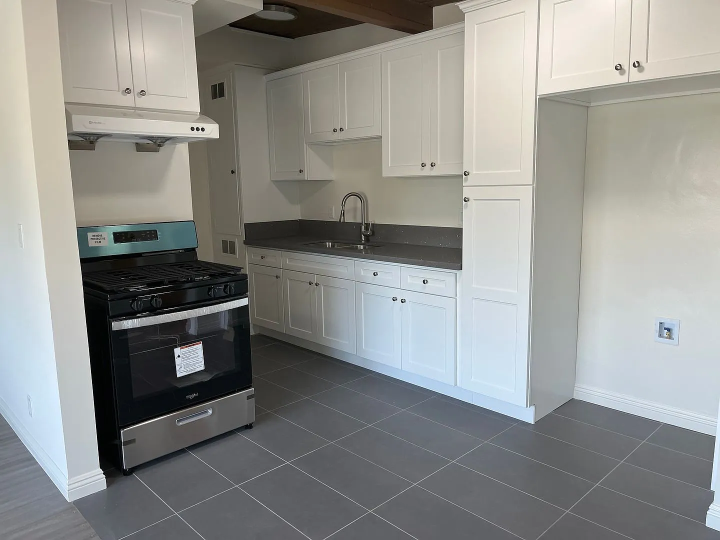 APT ROSEMEAD — Photo 1