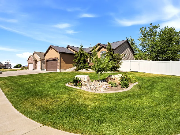 5742 S 4525 W — Photo 3