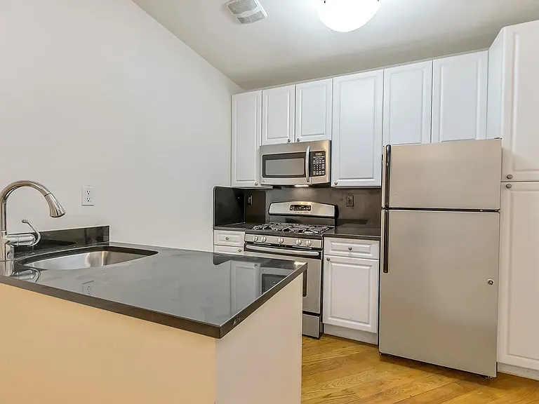 226 E 70th St #5B — Photo 2