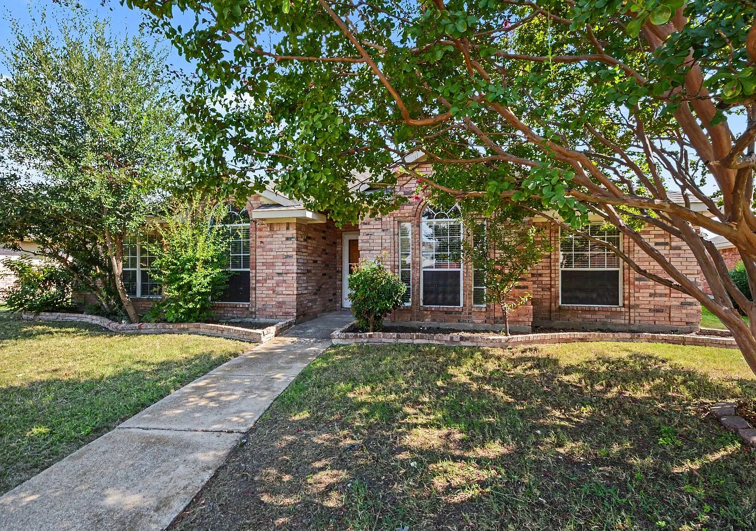 Welcome to 1306 Woodmont Dr in Allen, TX! This charming home offers a warm and inviting layout wi... — Photo 3