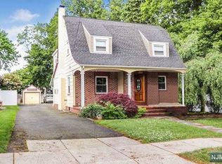 221 Washington Pl, Hasbrouck Heights, NJ 07604