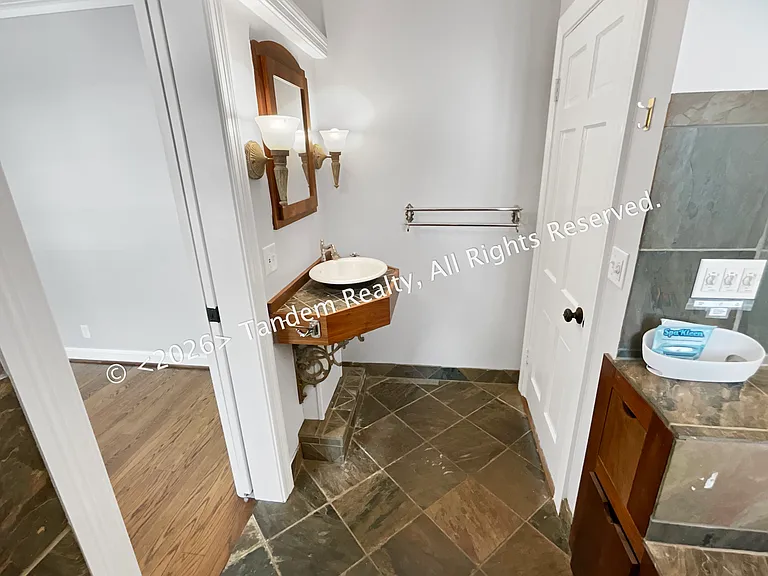 2228 Ashwood Ave #B — Photo 10