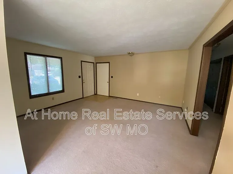 513 E Latoka Ct — Photo 3