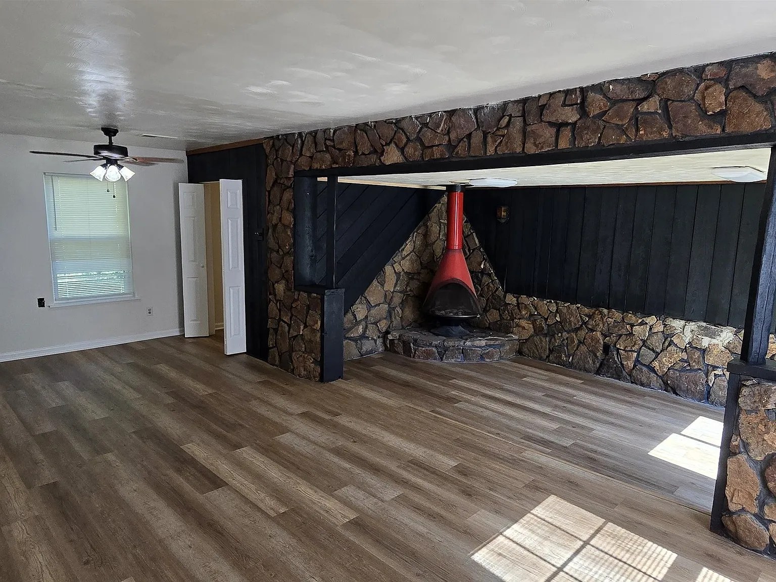 3 bed, 1.0 bath, 1181 sqft, $1,100 — Photo 2