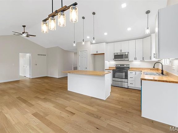 3rd image of 628 W Booneslick Rd