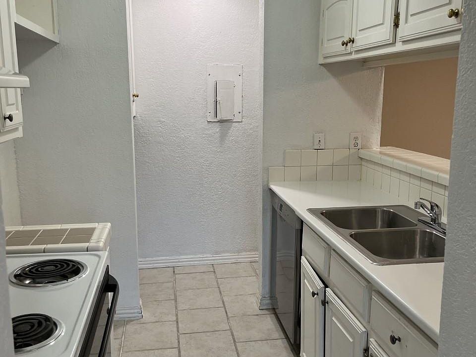 1st image of 408 Arborview Dr