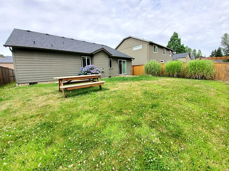 899 N Pointe Dr NW — Photo 24