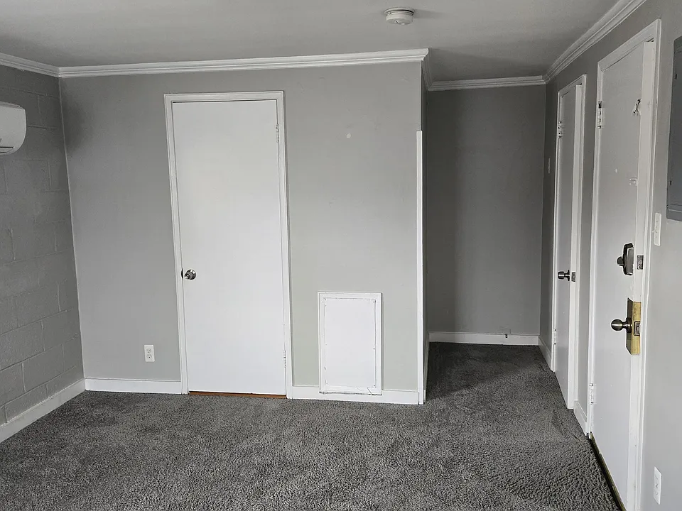 147 Webster Ave W