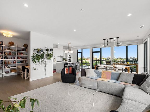 5th image of 1701 W Webster Ave #710