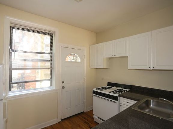 3rd image of 721.5 W Barry Ave Unit 1A