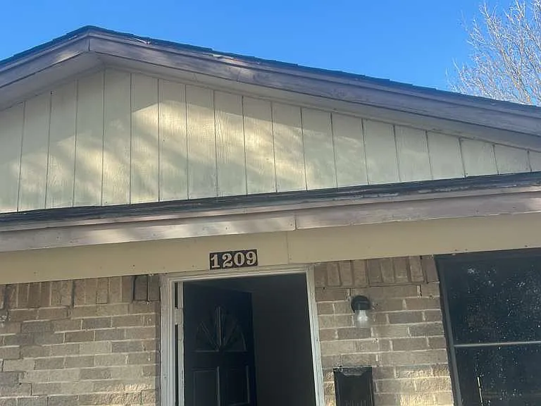 1209 Trellis Dr — Photo 2