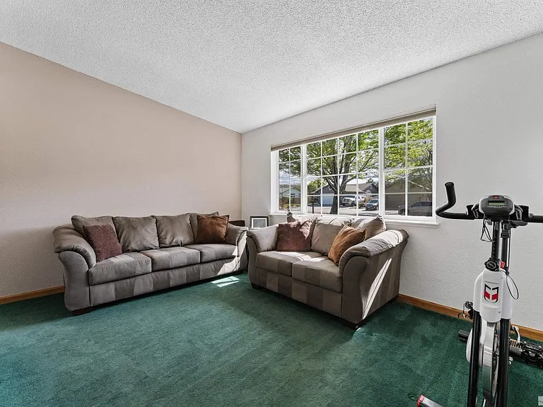 1380 Patricia Dr — Photo 19