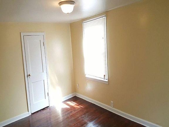 3rd image of 916 E 77th Ter