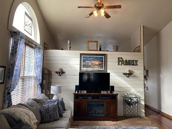 3rd image of 124 W Karen Ln
