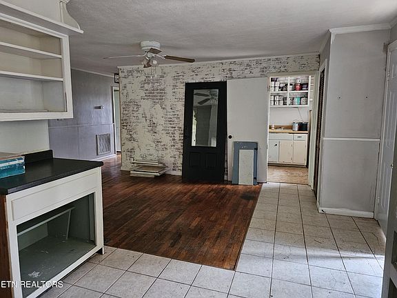 3rd image of 700 Lakeview Dr